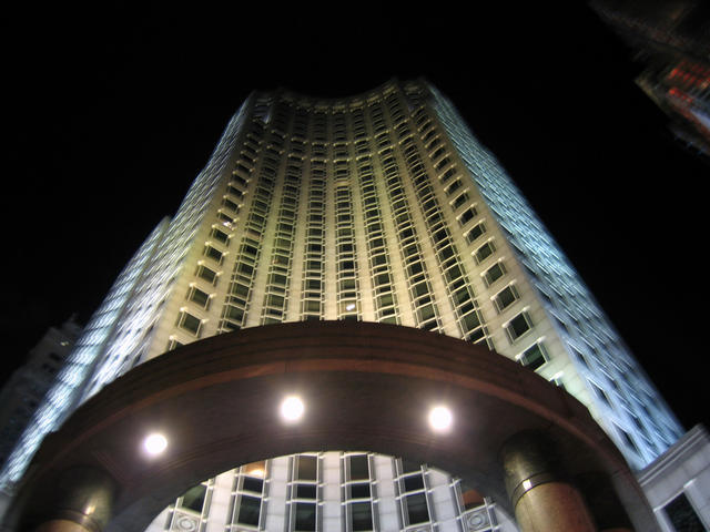 ../pictures/building_by_night.jpg